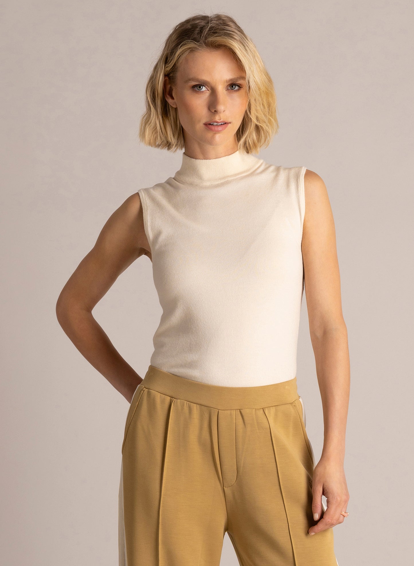 YEST BOBBY ESSENTIAL SWEATER - CREAM