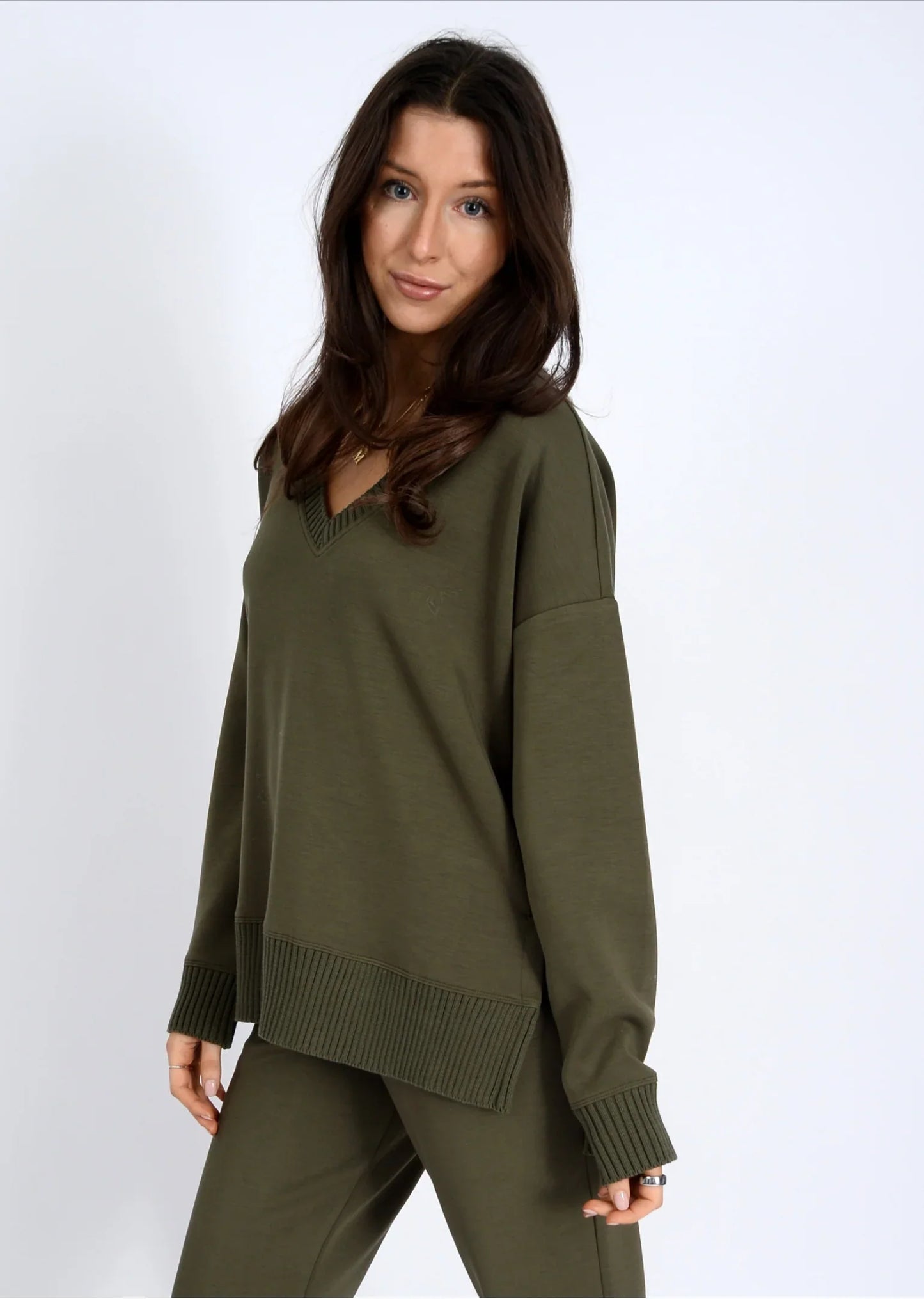 RD STYLE VIXIE SOFT KNIT V-NECK SWEATER - OLIVE
