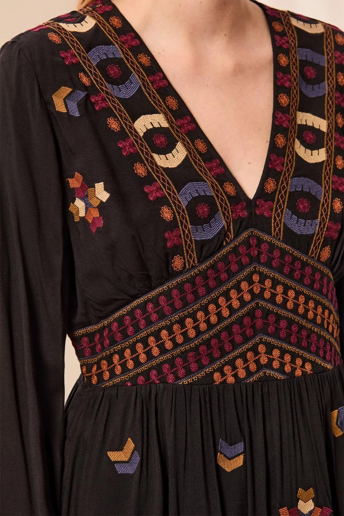 TRIBAL DRESS WITH EMBROIDERY DETAIL - BLACK