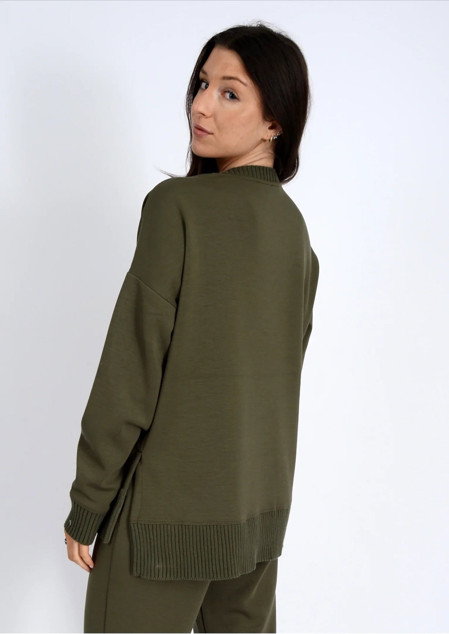RD STYLE VIXIE SOFT KNIT V-NECK SWEATER - OLIVE