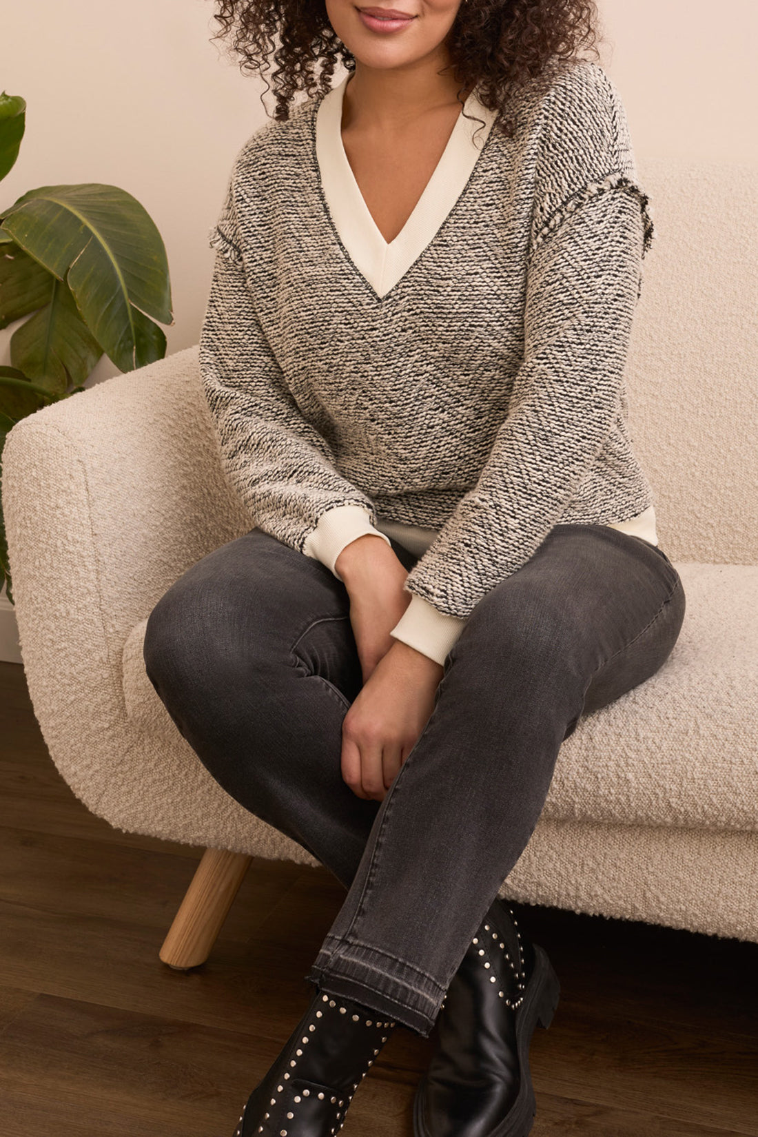 TRIBAL V-NECK PULLOVER - CREAM/BLACK